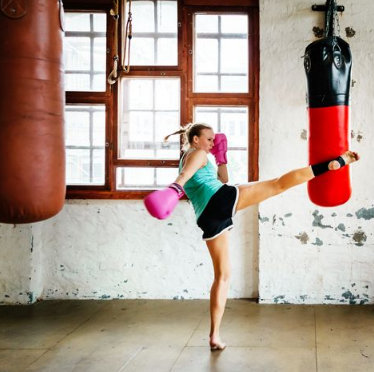 utiliza el kickboxing para bajar de peso en casa